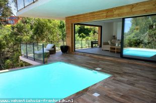 Villa La vue de Trayas is een schitterende, moderne villa voor 6 personen met privé zwembad en zeezicht!