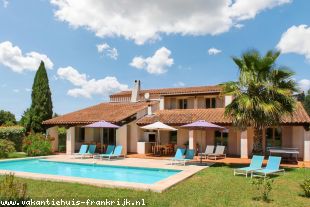 Villa Romarin heeft een groot verwarmd privé zwembad en ligt op een omheind privéterrein van 4000m² met een heerlijke tuin.