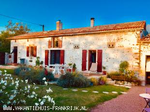 vakantiewoning in Frankrijk te huur: Luxury House Gite for 15 persons with Private Pool and Beautiful Views. 
