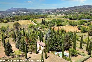 Welkom bij le Bastidon Provençal, een charmant Provençaals huis dat de authentieke eenvoud van de regio ademt.