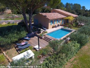 Villa Margaux is een prachtige 8-persoonsvilla met een verwarmd privézwembad met jetstream en uitzicht over de olijfbomen en naastgelegen wijngaard