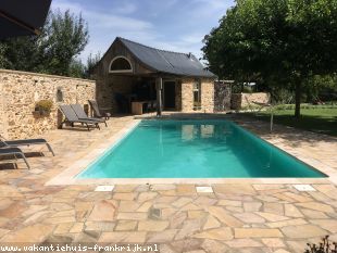 Huis voor grote groepen in Frankrijk te huur: In het hart van Aveyron  bieden  wij u een luxueuze gerestaureerde hoeve aan  met verwarmd zwembad en volledig ingerichte buitenkeuken met bar 