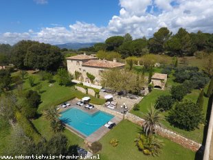Huis voor grote groepen in Frankrijk te huur: Bastide la Cléola is een landelijk gelegen, prachtig gerestaureerde 'en pierre' Bastide met privé verwarmd zwembad geschikt voor grote gezelschappen. 