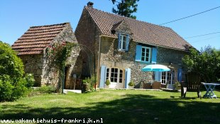 Geheel vrijstaand L-vormig vakantiehuis centraal in de Dordogne. Max. 4 personen. Honden zijn welkom