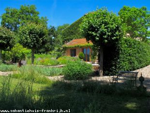 WELKOM,  'Soyez les bienvenus'  in ons natuurhuisje voor 2 personen, een pareltje in het glooiende landschap van de zuidelijke Haute-Marne