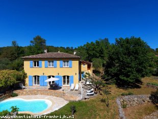 Bastide le Murier is een kindvriendelijke, vrijstaande villa met privezwembad op wandelafstand van het centrum van Lorgues.