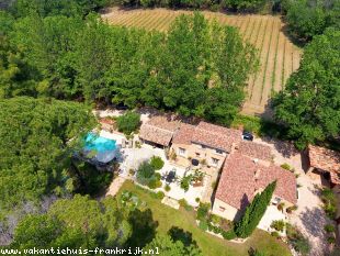 Vakantiehuis: Bastide de Laurier Rose is een sfeervolle 6-persoonsvilla gelegen in een bosrijke omgeving in het Provençaalse dorpje Villecroze. te huur in Var (Frankrijk)