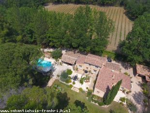 Bastide de Laurier Rose is een sfeervolle 6-persoonsvilla gelegen in een bosrijke omgeving in het Provençaalse dorpje Villecroze.