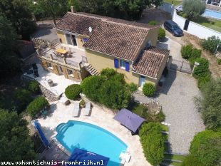 Villa Giambra is een zeer sfeervolle villa voor maximaal 8 personen met typische Provençaalse invloeden.