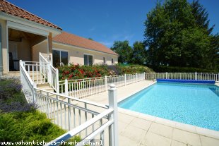vakantieverblijf in Frankrijk te huur: Villa 'La Lavanderaie': kindvriendelijke en rustig gelegen vakantiewoning met verwarmd privézwembad en prachtig uitzicht. 