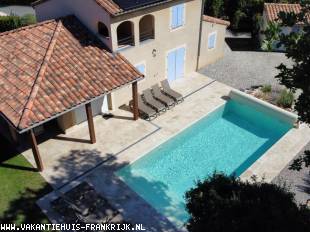 Vrijstaande 2-8-pers. villa met verwarmd privé zwembad, 4x airco, zeer grote tuin op luxe villapark in Vallon Pont d'Arc, aan de rivier Ardèche