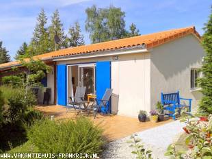 Modern ingericht vrijstaand  huis  met eigen tuin en terras aan zon en schaduwkant. Geschikt voor gezin met kinderen of 2 echtparen.